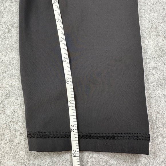 LULULEMON Women's 8/10 Solid Black Mid-Rise Capri Length Leggings Hip Pockets - Picture 6 of 6